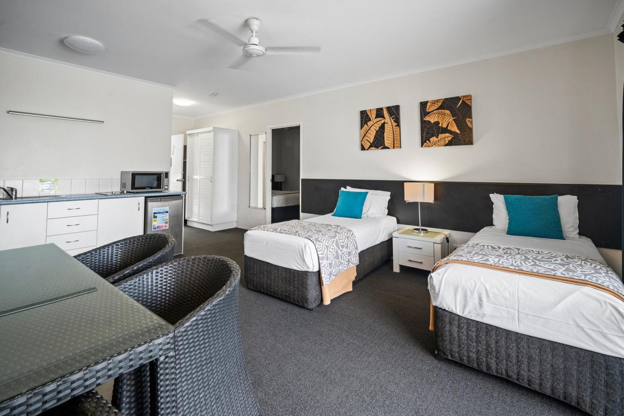 Colonial Palms Motor Inn Ерлі-Біч Екстер'єр фото