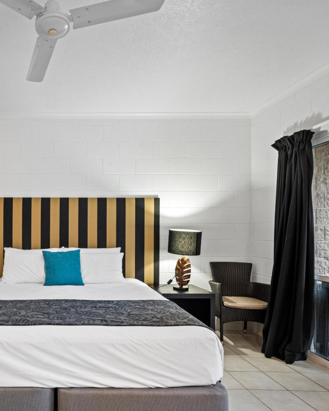 Colonial Palms Motor Inn Ерлі-Біч Екстер'єр фото