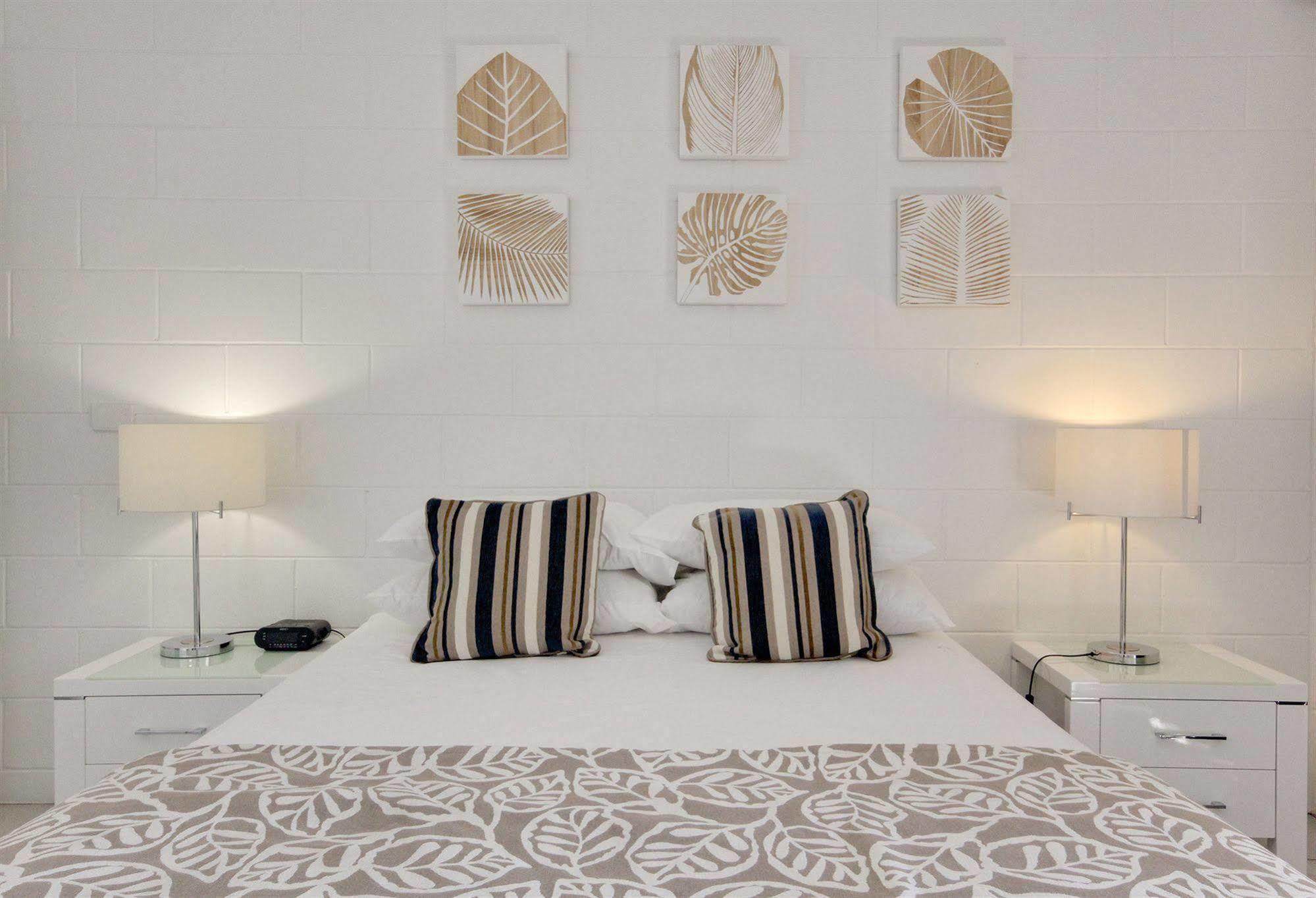 Colonial Palms Motor Inn Ерлі-Біч Екстер'єр фото